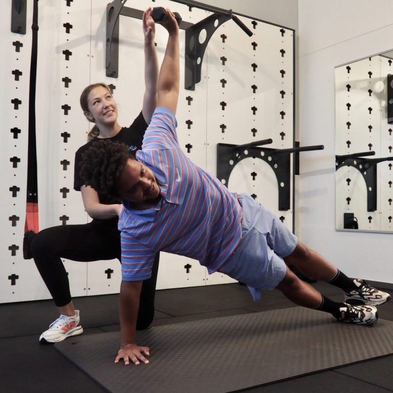 Kira Lauderbach unterstützt einen Kunden beim Personal Training