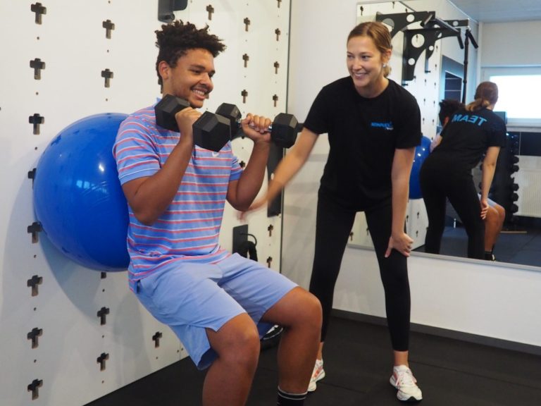 Personal Trainerin Kira Lauderbach beim individuellen Training mit einem Kunden